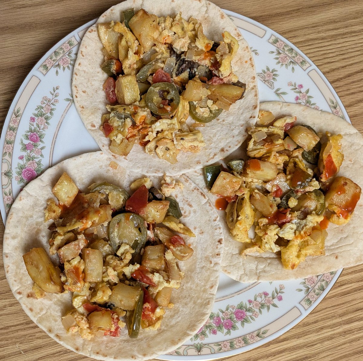 recipesallkinds's tweet photo. Spicy Breakfast Tacos 

#allkindsofrecipes #testkitchen #breakfasttacos #breakfast #tacos #spicy #scrambledeggs #eggs #potato #onion #greenpepper #mushrooms #tomato #jalepenos #cholulahotsauce #hotsauce #flourtortillas https://t.co/8aHfSkIuVm