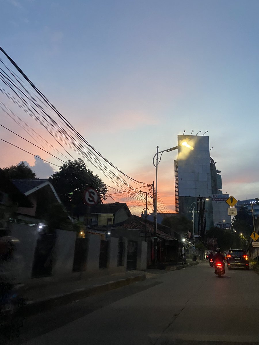 RainbowPoosey's tweet photo. Sky today✨🌆
#PULGU #RAINBOWPOOSEY https://t.co/wyEyqLVPIN