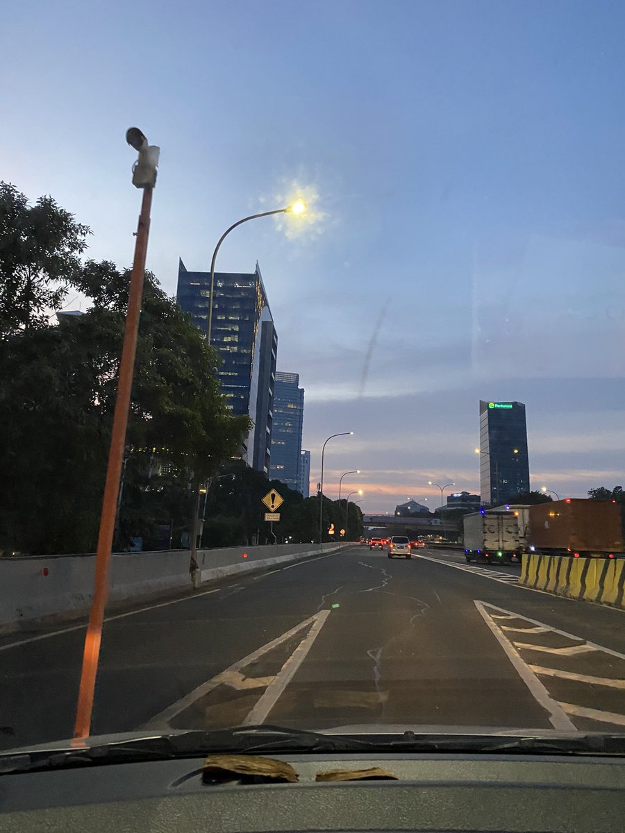 RainbowPoosey's tweet photo. Sky today✨🌆
#PULGU #RAINBOWPOOSEY https://t.co/wyEyqLVPIN