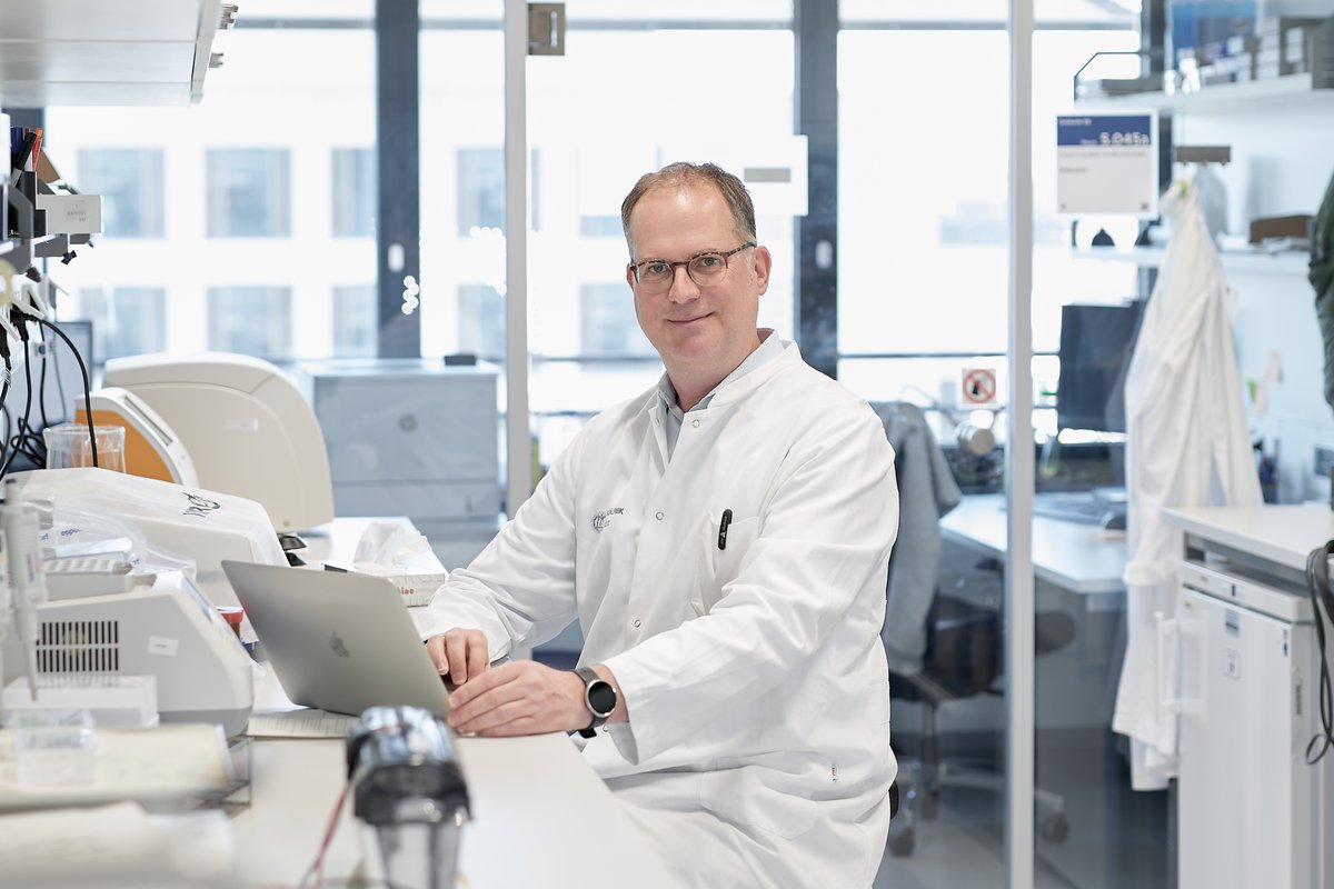 UKKoeln's tweet image. Auszeichnung für Prof. Matthias Fischer: Der Kölner Kinderonkologe erhält den Deutschen Krebspreis 2025 für seine wegweisende Forschung zum #Neuroblastom. Mehr dazu: uk-koeln.de/uniklinik-koel…
#UniklinikKöln #Spitzenforschung #DeutscherKrebspreis