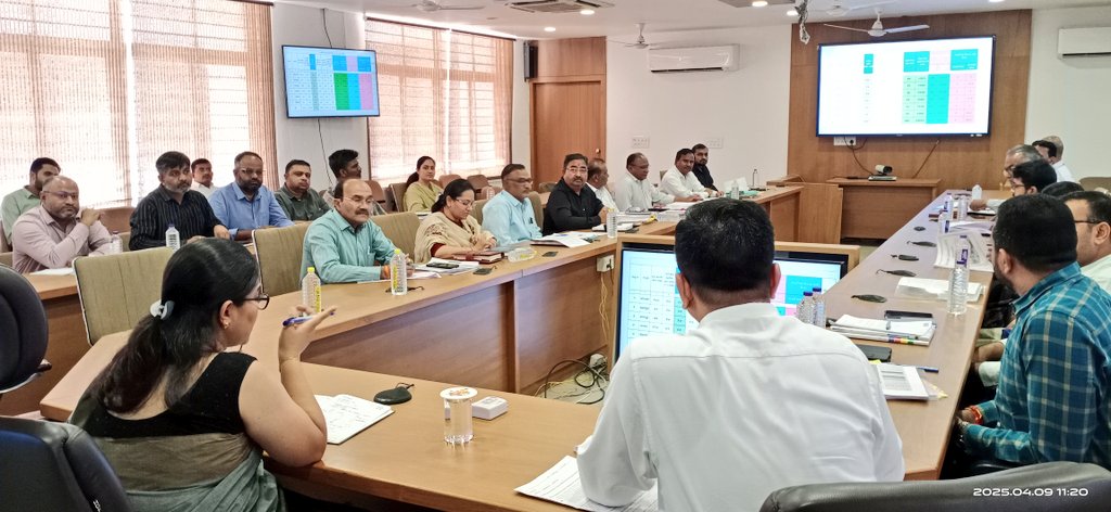 CollectorArv's tweet photo. મહેસુલી અધિકારીઓની માસિક સમીક્ષા બેઠક. #iRCMS, #RFMS, #iORA, #CMDASHBOARD રીપોર્ટ, મહેસૂલી પત્રકોની માહિતી તથા પડતર અરજીઓ અને પત્રકોના નિકાલ સંદર્ભે સમીક્ષા દ્વારા રીવ્યુ. કરતાં સમયમર્યાદામાં નિકાલ કરવા તેમજ મહેસૂલી કામગીરી અંગે સૂચનો કર્યા.
@CMOGuj @revenuegujarat https://t.co/oa4CLMCBuI