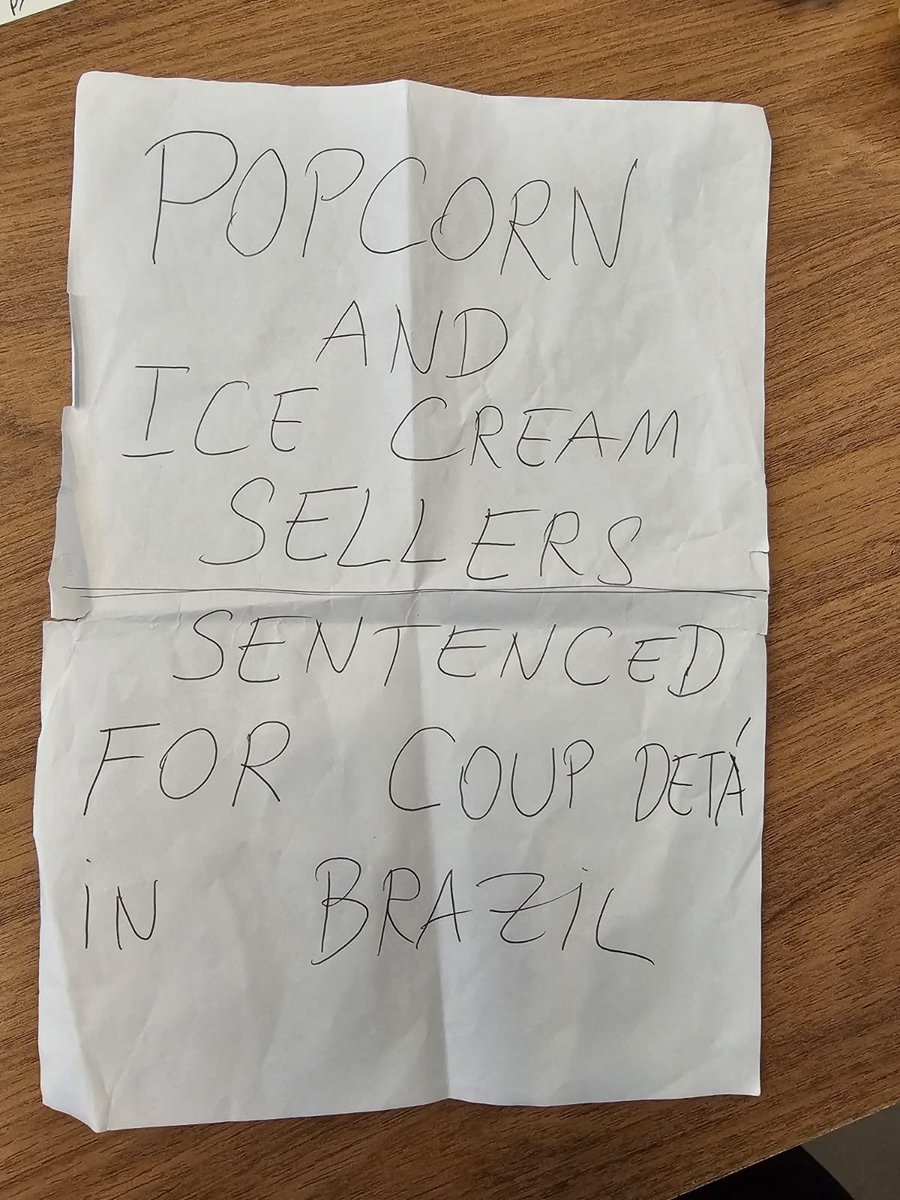 FlavioBolsonaro's tweet photo. Tá aí a prova: a colinha de @jairbolsonaro para falar inglês na Av. Paulista!
Segundo o grupo especial de lula na PF, esta minuta comprova que um pipoqueiro e um vendedor de algodão doce fazem parte de uma organização criminosa armada, para dar um golpe de Estado com milho e açúcar!
#AnistiaJá