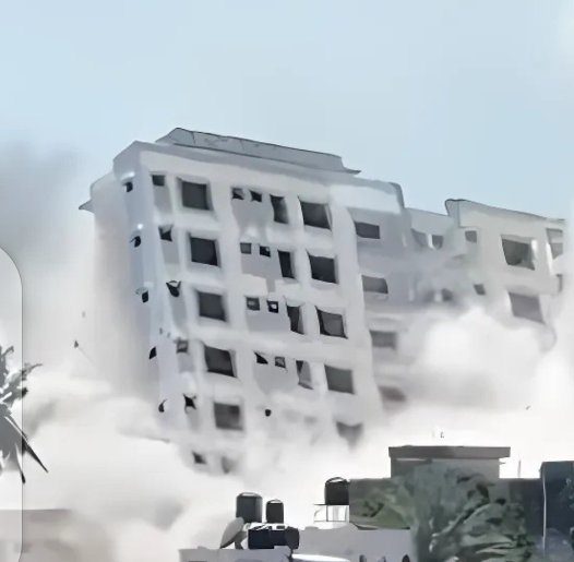 Finally under the supervision of KDF, the 10 storey building in Mombasa has been brought down.. 
The explosion 💥 was heard more than 12kms away from the scene ! 
Very loud 📢 

Lakini vile ni ya Wasomali, nothing will be followed up.. story imeisha ! 

#JKLive #ElonMusk