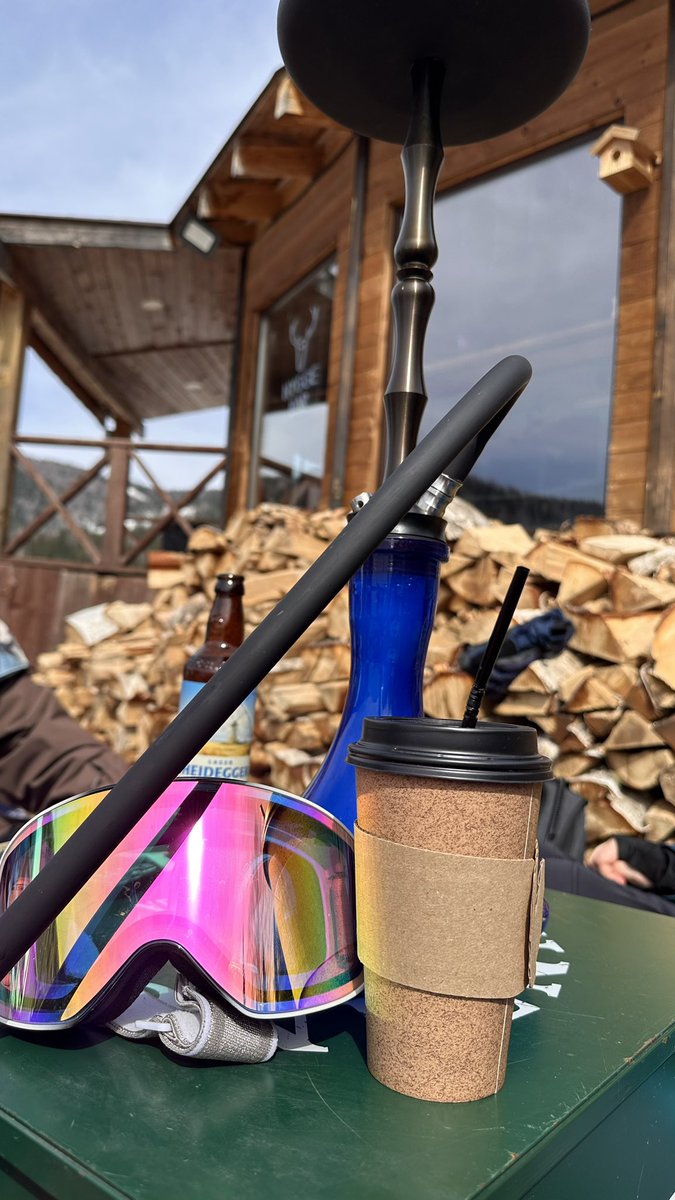 Прилетели из Сибири, где катались в майках, мазались санблоком и курили калик на улице при температуре +24 в заснеженную Москву с минусами
Это вообще как