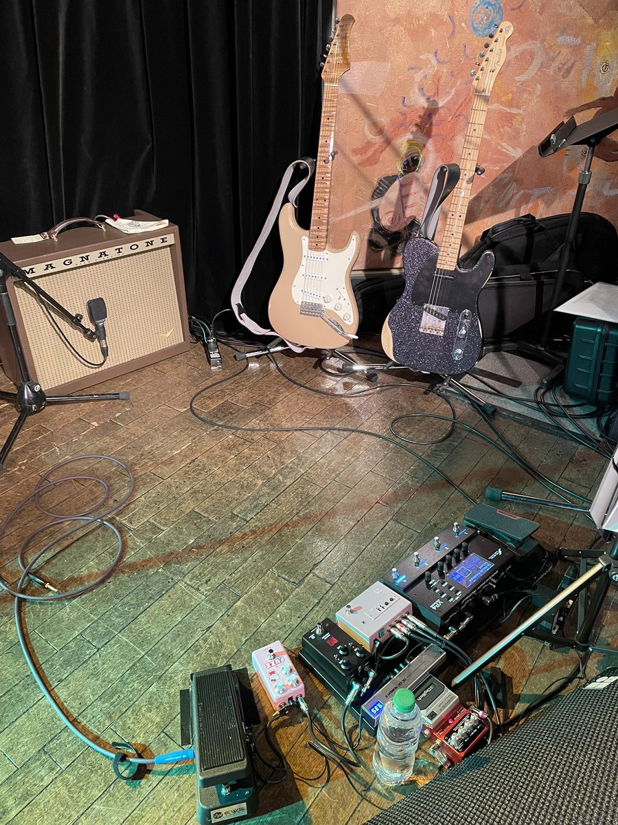 takashimasuzaki's tweet photo. 最近は録音もライヴも年相応のサイズ感のペダルに(笑)
メインボードの座が危うい https://t.co/tzOlmQkc4b