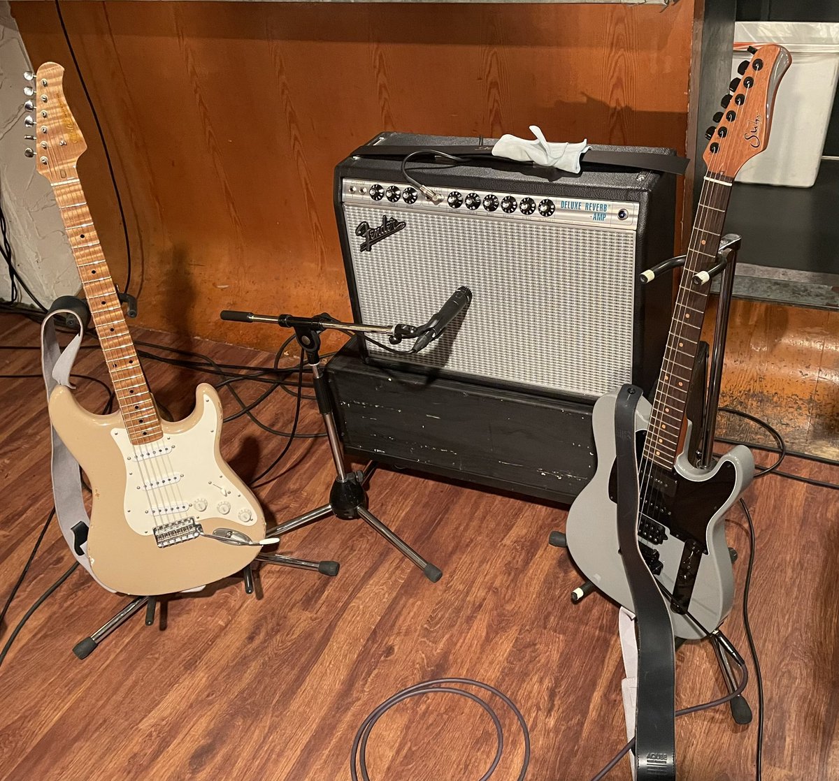 takashimasuzaki's tweet photo. 最近は録音もライヴも年相応のサイズ感のペダルに(笑)
メインボードの座が危うい https://t.co/tzOlmQkc4b