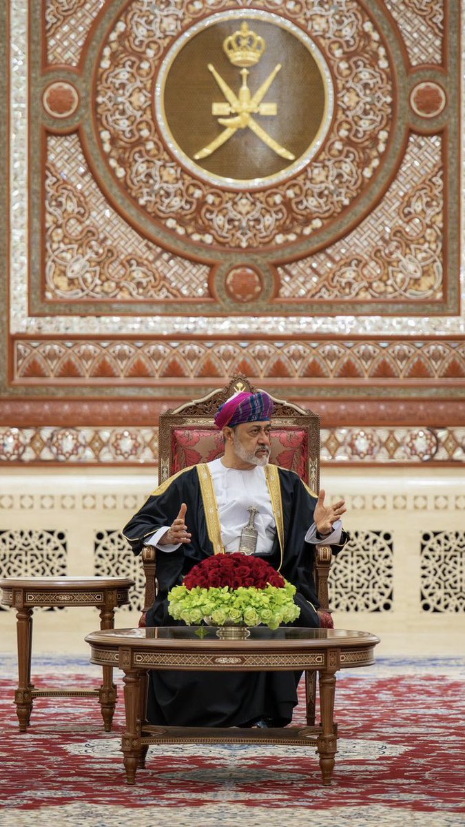 قلب   العماني    ما يساوم  على عمان
يحب     سلطانه      ويفدي       عُمانه

آبائنا    شجــعان     ونظل     شجعان
هذا   التراب  أنموت / نحيى    عشانه

معا  سيوف الموت  نمشي.. والاكفان
علـــى يدينا...  ولا نـــــــذوق الاهانه

نبقى    كرامٍ     أوفيا   عـــبر    الازمان
ولا    عاش