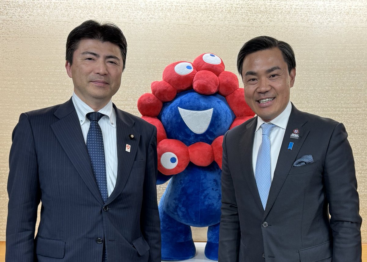 古賀副大臣は、4/8にパラグアイ共和国のトヨトシ在京大使と会談。両国の経済関係を引き続き強化していくことに合意し、大阪・関西万博の成功に向けた取組や二国間の懸け橋となっている日系人のパラグアイ経済への貢献について意見交換を行いました。