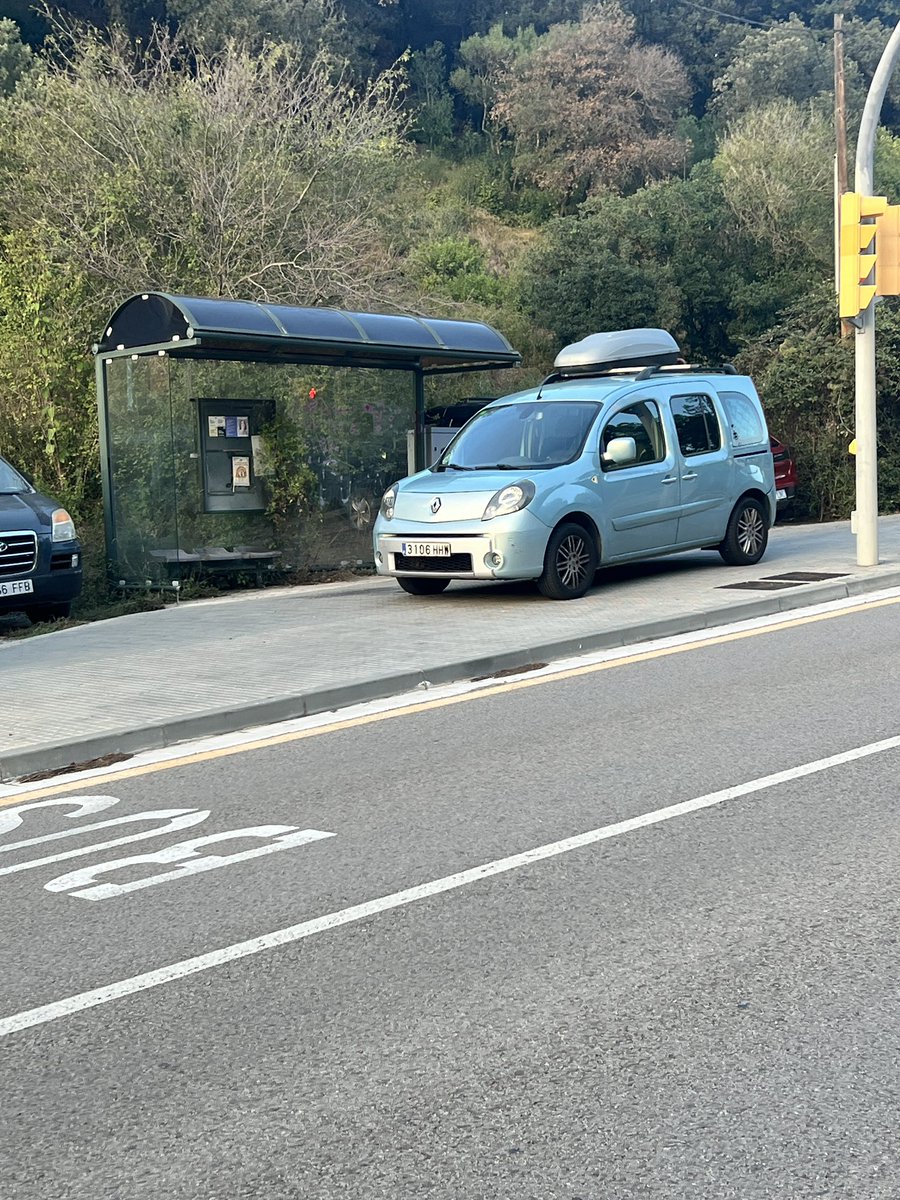 TAFANER6's tweet photo. Quand pendran mesures en Can Borrull?
@ajsantcugat ,@josepmvalles
perquè es deixa aparcar en les voreres i parades del bus,@cristinaparaira,@policiastc, si estaciones en el centre  en menys de 5 minuts 🚓 👮‍♂️.Els peatons no  es podem anar per voreres 👵👩🏼‍🦯🧑🏼‍🦼ni  anar  als contenidor https://t.co/4KS7dkS6GJ