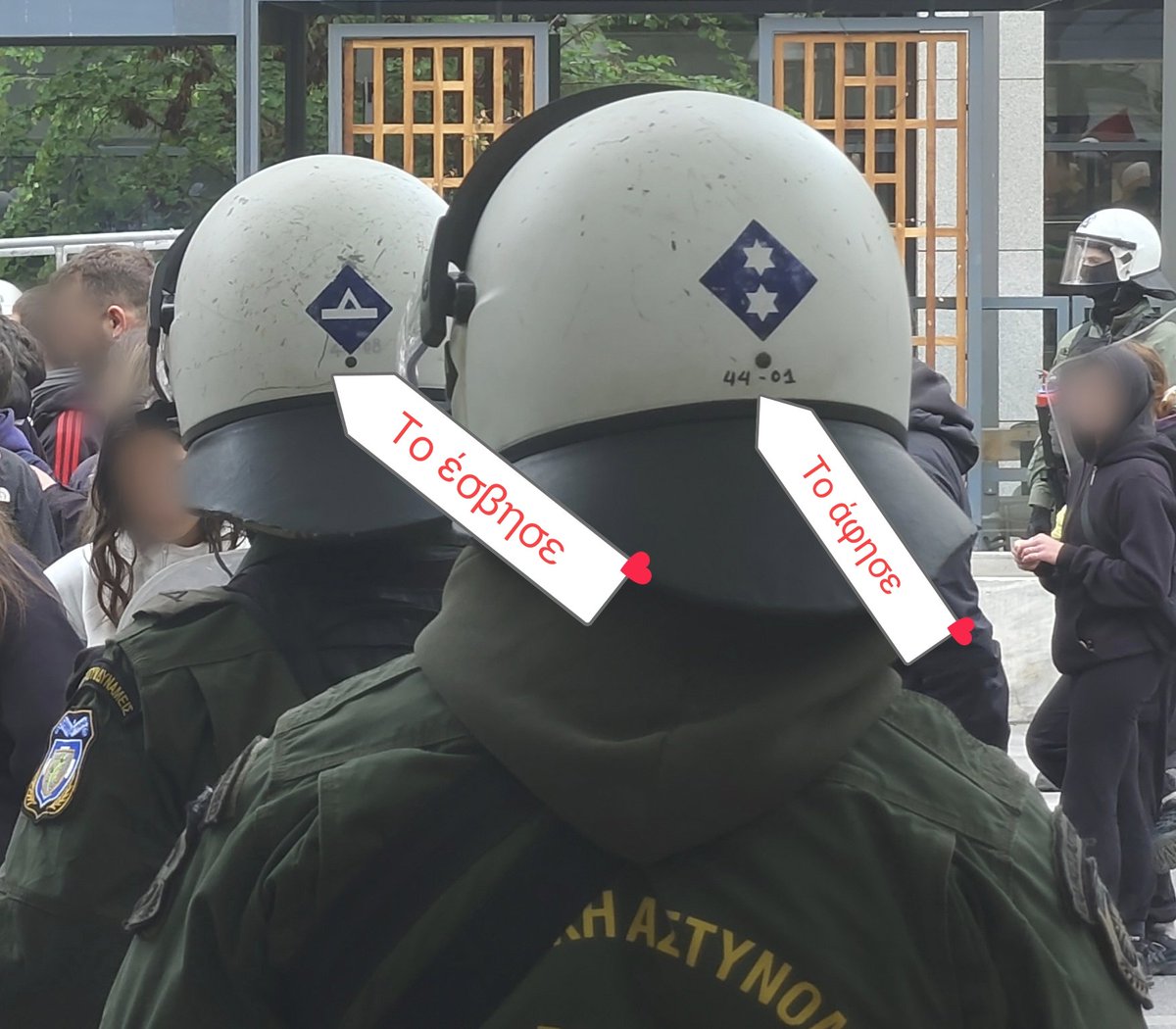 Τι γελοίο κράτος έχουμε?
Δείτε εδώ τι γίνεται με τη δέσμευση της κυβέρνησης να βάλει αριθμούς αναγνώρισης στους αστυνομικούς.
Ο ένας ΜΑΤατζης έχει διακριτικά στο κράνος κανονικά. 
Ο διπλανός του, γράφει την κυβέρνηση στα παλιά του τα παπούτσια και τα σβήνει!!
Γιατί?
Γιατί μπορεί.