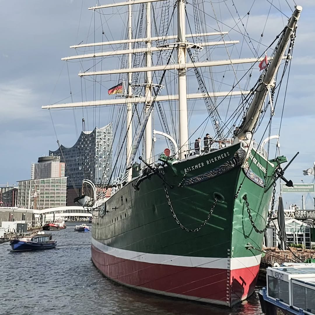 ⛵ Die RICKMER RICKMERS in all ihrer Pracht voraus. Hamburg lässt grüßen. ⚓