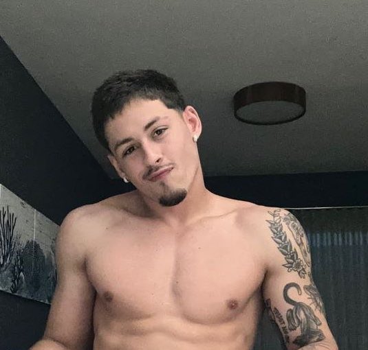 sitepopmais's tweet photo. Alex Mendes anuncia novo perfil onde irá “atender os pedidos dos fãs”. Internautas prometem pedir cenas intensas dele com outros rapazes. Vão assinar? https://t.co/uoKfCCmEXf