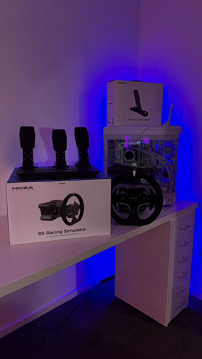 badbelleee's tweet photo. CarX Drift sliding about to be taken to a whole new level with this @moza_racing R5 set! @carx_technology #carxdriftracingonline #carxtechnology #racesim #streamer https://t.co/E4DkGiRdxb