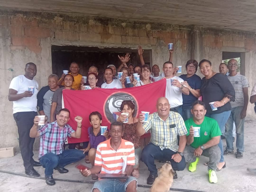 Buenos días vecino 🌞 

El mal tiempo no impidió que este martes los Coordinadores Provinciales de los #CDRCuba intercambiaran con miembros del  Destacamento Mirando al Mar de los Bajos de Santa Ana en el capitalino municipio de Playa. 

#Cuba #65AñosCDR #CentinelasDeLaPatria