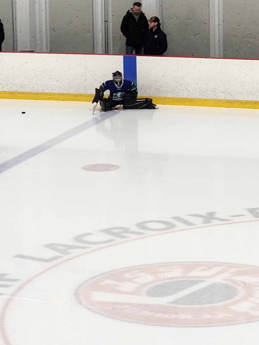 Fillannoeuf's tweet photo. 2 games en fds et 2 games sur le banc pour Maëlie. Qd le jeu doit rester un jeu.
Ça prend un goaler avec de l'expérience...comment donner de l'expérience sur le banc...
Je me suis retenue devant Maëlie, je lui ai dit de garder la tête haute mais là dans les estrades je pleure😭 https://t.co/uR32m3Ug6K