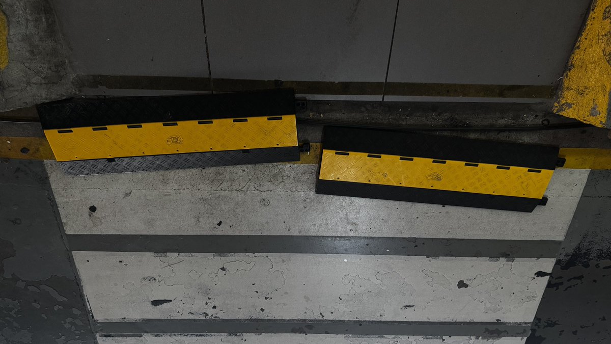fernandalima's tweet photo. Depois das escadas rolantes desligadas, uma pegadinha ao chegar ao estacionamento @ZonaSulRJ_ https://t.co/pop7wbkcph