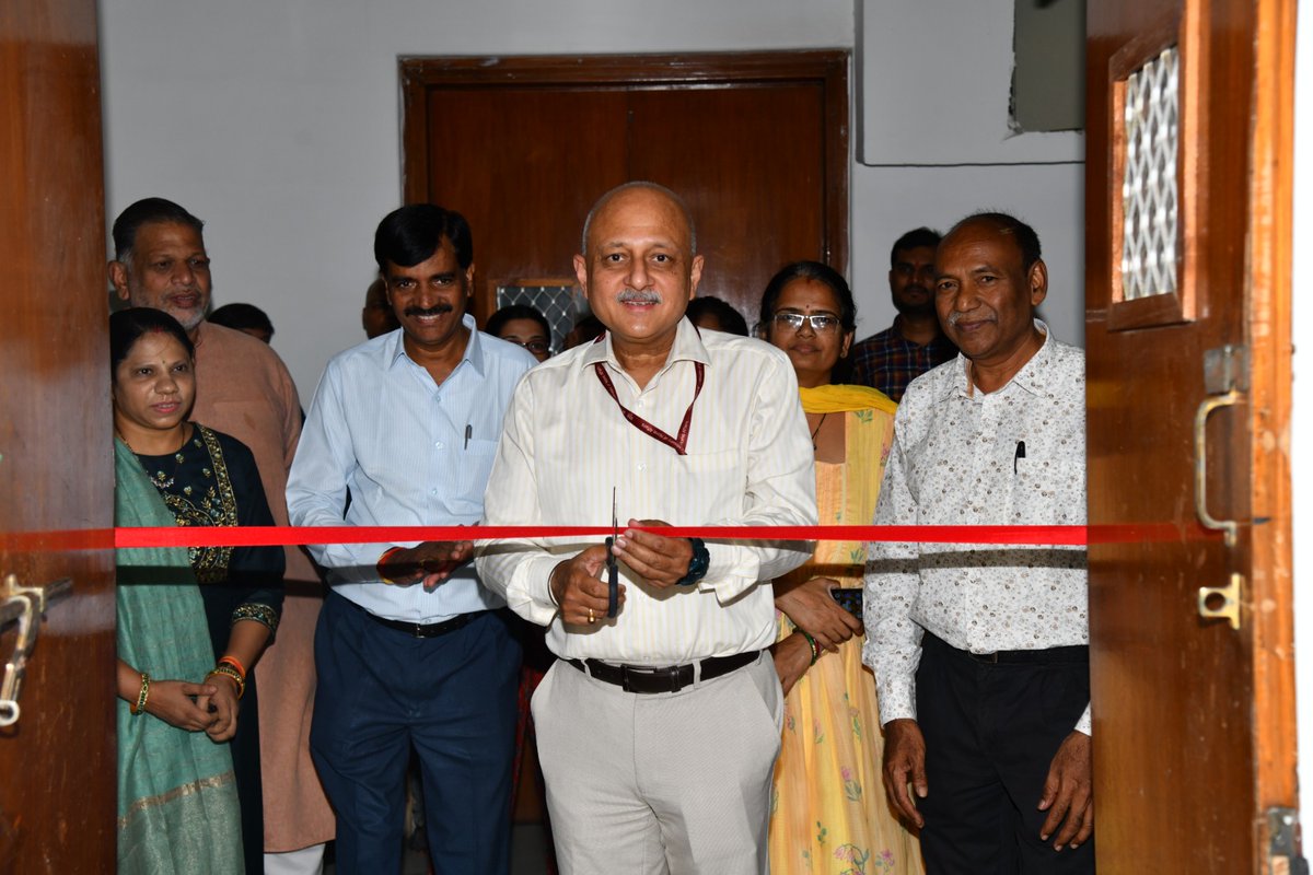 sjmhyd's tweet image. A new chapter in heritage preservation begins! The Salar Jung Museum proudly inaugurates its Picture Restoration Room — a dedicated space for the conservation of invaluable artworks. Safeguarding the stories told through time-worn canvases ensures our cultural legacy.

#SJM