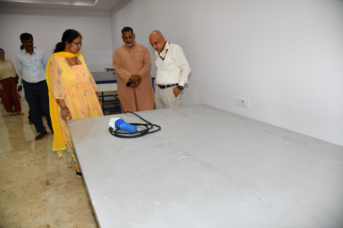sjmhyd's tweet image. A new chapter in heritage preservation begins! The Salar Jung Museum proudly inaugurates its Picture Restoration Room — a dedicated space for the conservation of invaluable artworks. Safeguarding the stories told through time-worn canvases ensures our cultural legacy.

#SJM