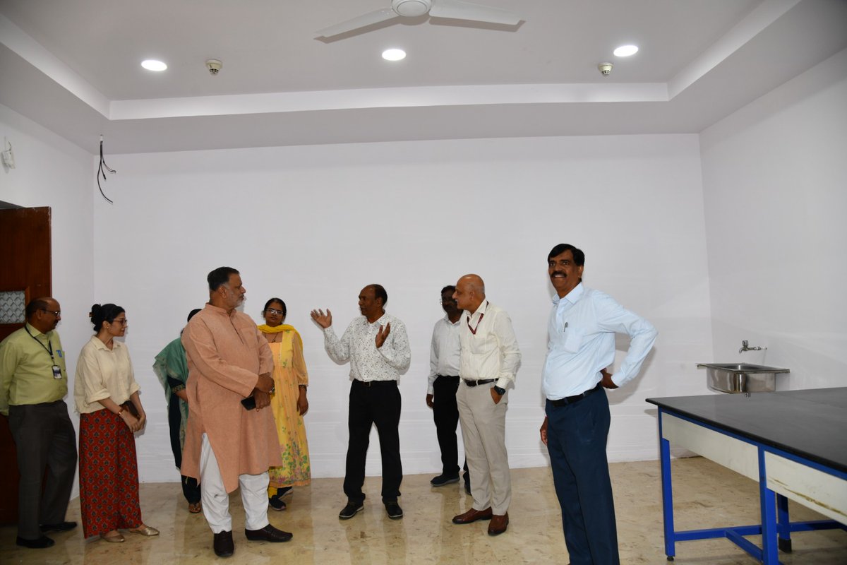 sjmhyd's tweet image. A new chapter in heritage preservation begins! The Salar Jung Museum proudly inaugurates its Picture Restoration Room — a dedicated space for the conservation of invaluable artworks. Safeguarding the stories told through time-worn canvases ensures our cultural legacy.

#SJM