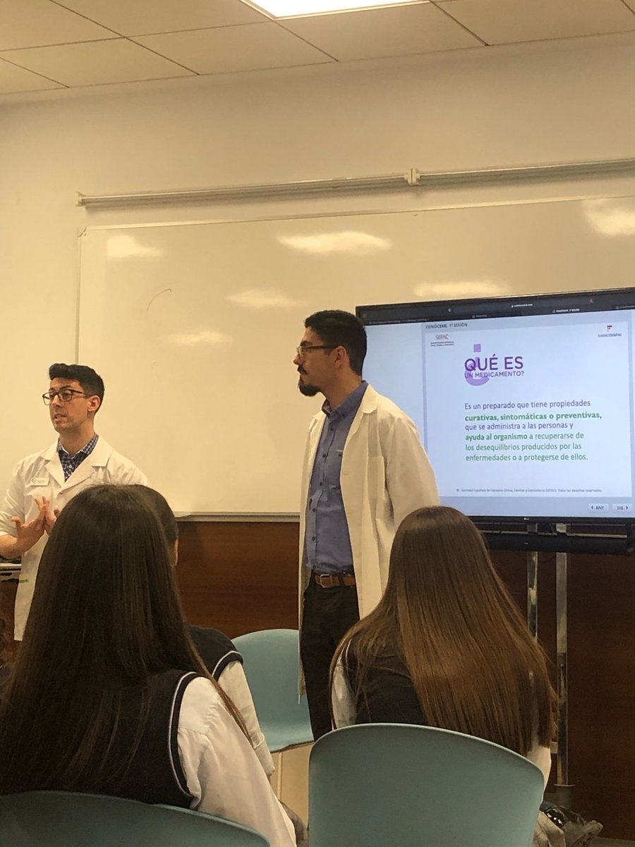 SEFAC_aldia's tweet photo. 🔴El presidente de SEFAC Comunidad Valenciana @ADSUAR10 y el farmacéutico comunitario Manuel Rodes, durante la sesión #ConóceMe 💊 en el Colegio Diocesano Santo Domingo de Orihuela, en Alicante🏫

🤝@CinfaSalud https://t.co/igvo4bMueM