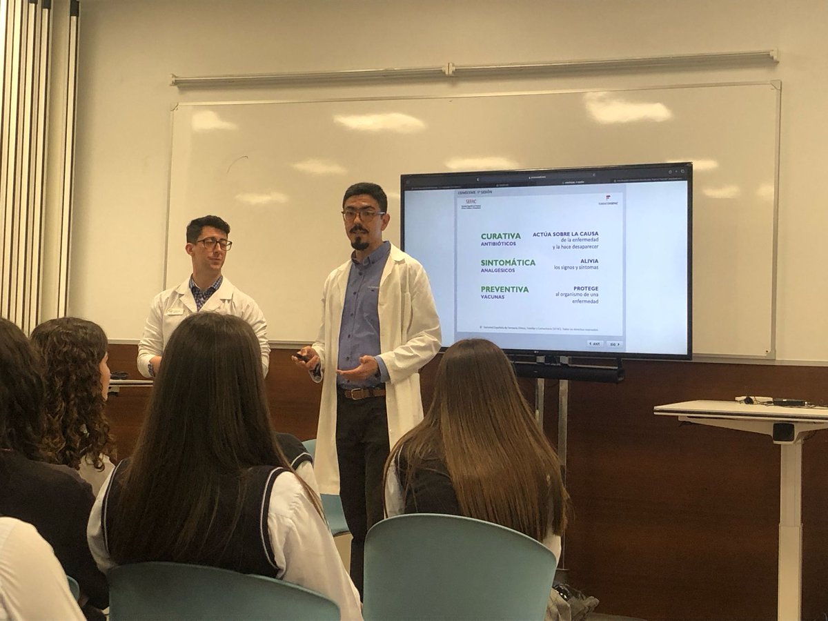 SEFAC_aldia's tweet photo. 🔴El presidente de SEFAC Comunidad Valenciana @ADSUAR10 y el farmacéutico comunitario Manuel Rodes, durante la sesión #ConóceMe 💊 en el Colegio Diocesano Santo Domingo de Orihuela, en Alicante🏫

🤝@CinfaSalud https://t.co/igvo4bMueM
