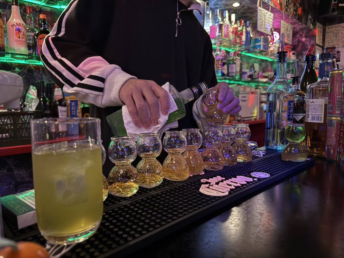 funk_bar's tweet photo. ファンクちは
今夜も楽しい夜をおとどけします♪♪♪
お待ちしてます
#bar #barfunk #osaka #shinsaibashi
#カラオケ #お一人大歓迎　#ご新規様大歓迎
#1人飲み https://t.co/5myt45nrQh