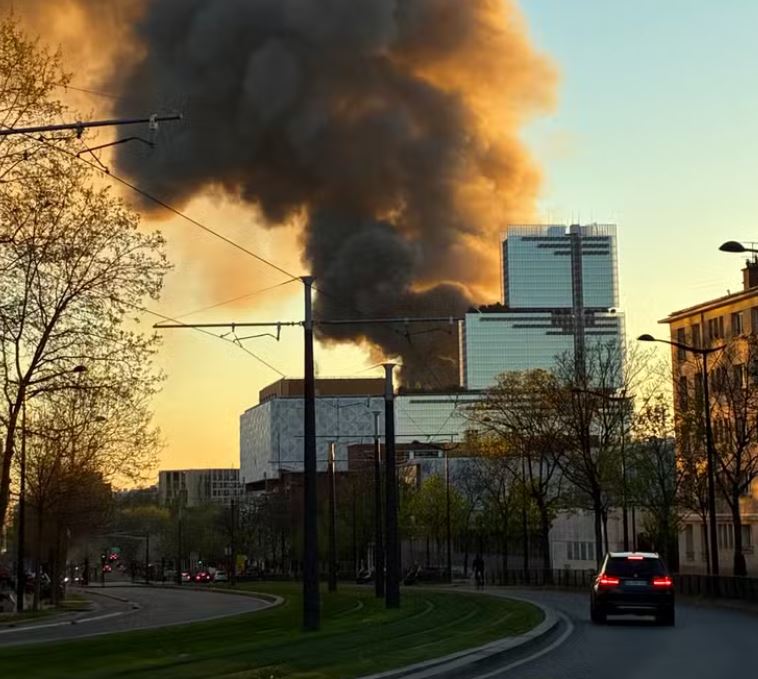 Selon "les autorités compétentes", le méga-incendie de la Porte de Clichy n'a eu absolument aucun impact sur l'environnement.
En revanche, brûler 3 merdes dans ton jardin, fait de toi un "criminel climatique".
Il faut arrêter d'écouter cette bande de connards pour toujours...