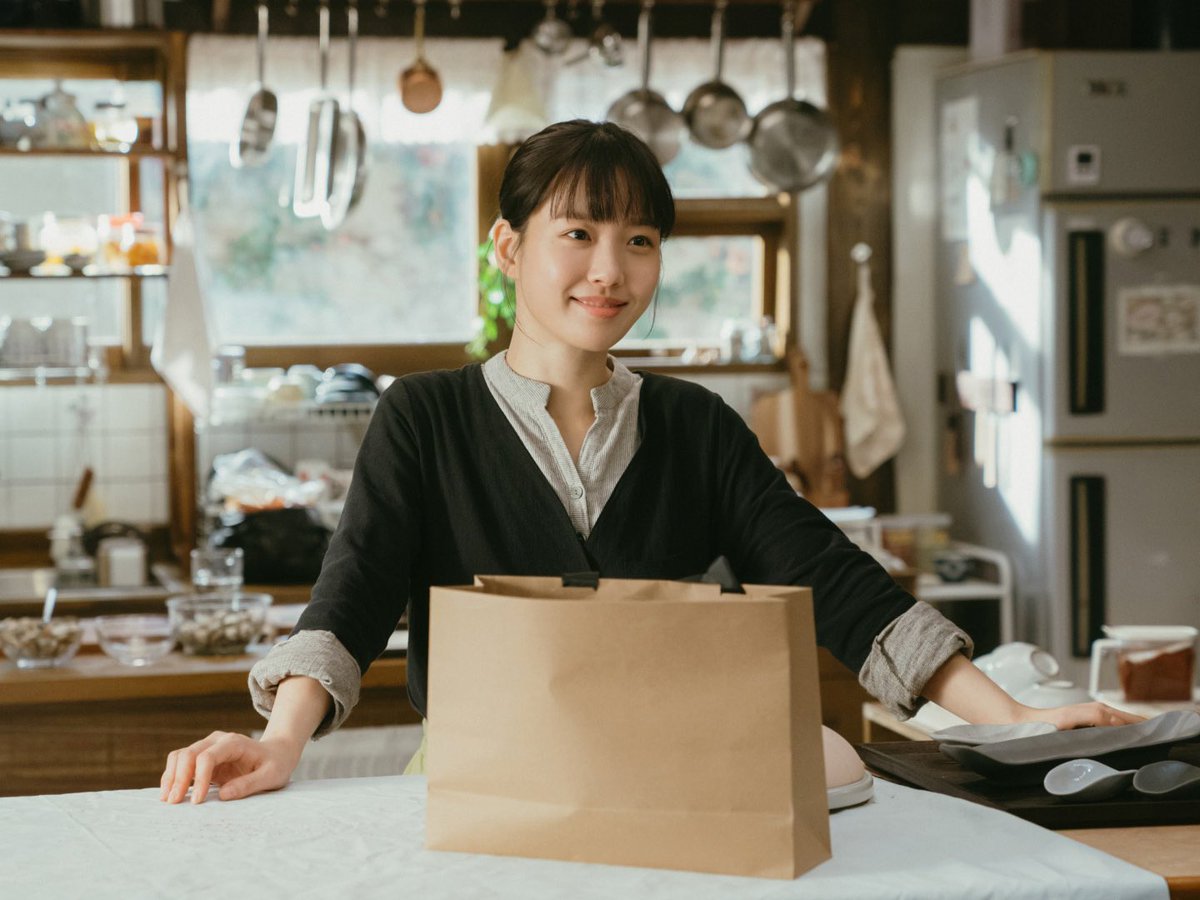 infodrakor_id's tweet photo. Still cut drama ENA #TastefullyYours : #KangHaneul #GoMinSi 

Tayang 12 Mei (Netflix) 

Ceritanya tentang dua orang yang beda banget tapi akhirnya nyambung gara-gara makanan. Ada Han Beom U, cowok tajir pewaris perusahaan makanan gede, yang ngelola restoran fine dining top di Seoul, tapi ironisnya dia cuek abis sama soal "rasa". Terus ketemu Mo Yeon Ju, chef cewek yang gila banget sama cita rasa, dia cuma punya restoran kecil satu meja di pelosok desa, tanpa papan nama pula. Mereka berdua akhirnya bareng ngurusin restoran kecil di Miraek, Jeonju, dan dari situ hubungan mereka berkembang—dari awalnya cuma kerja bareng, lama-lama tumbuh jadi cinta.