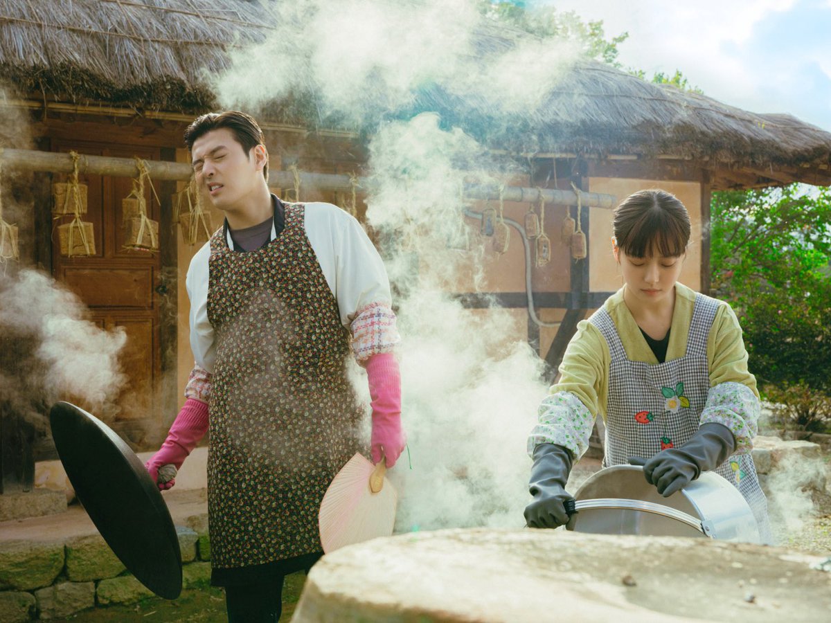 infodrakor_id's tweet photo. Still cut drama ENA #TastefullyYours : #KangHaneul #GoMinSi 

Tayang 12 Mei (Netflix) 

Ceritanya tentang dua orang yang beda banget tapi akhirnya nyambung gara-gara makanan. Ada Han Beom U, cowok tajir pewaris perusahaan makanan gede, yang ngelola restoran fine dining top di Seoul, tapi ironisnya dia cuek abis sama soal "rasa". Terus ketemu Mo Yeon Ju, chef cewek yang gila banget sama cita rasa, dia cuma punya restoran kecil satu meja di pelosok desa, tanpa papan nama pula. Mereka berdua akhirnya bareng ngurusin restoran kecil di Miraek, Jeonju, dan dari situ hubungan mereka berkembang—dari awalnya cuma kerja bareng, lama-lama tumbuh jadi cinta.