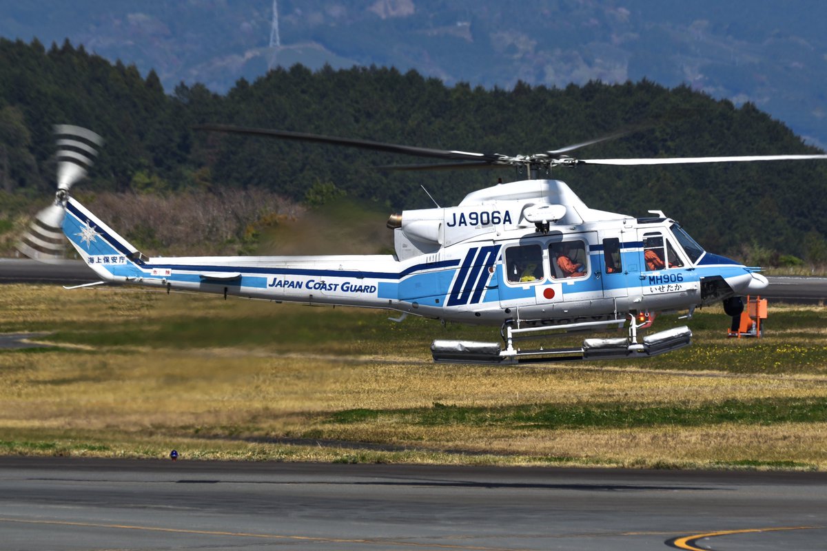 hato_channpo's tweet photo. 2025.4/8.9 FSZ/RJNS
海上保安庁 Bell 412EP [JA906A]

一晩ステイした906A。

静岡で海保412を撮れて大満足。 https://t.co/lG3JxiCjbe
