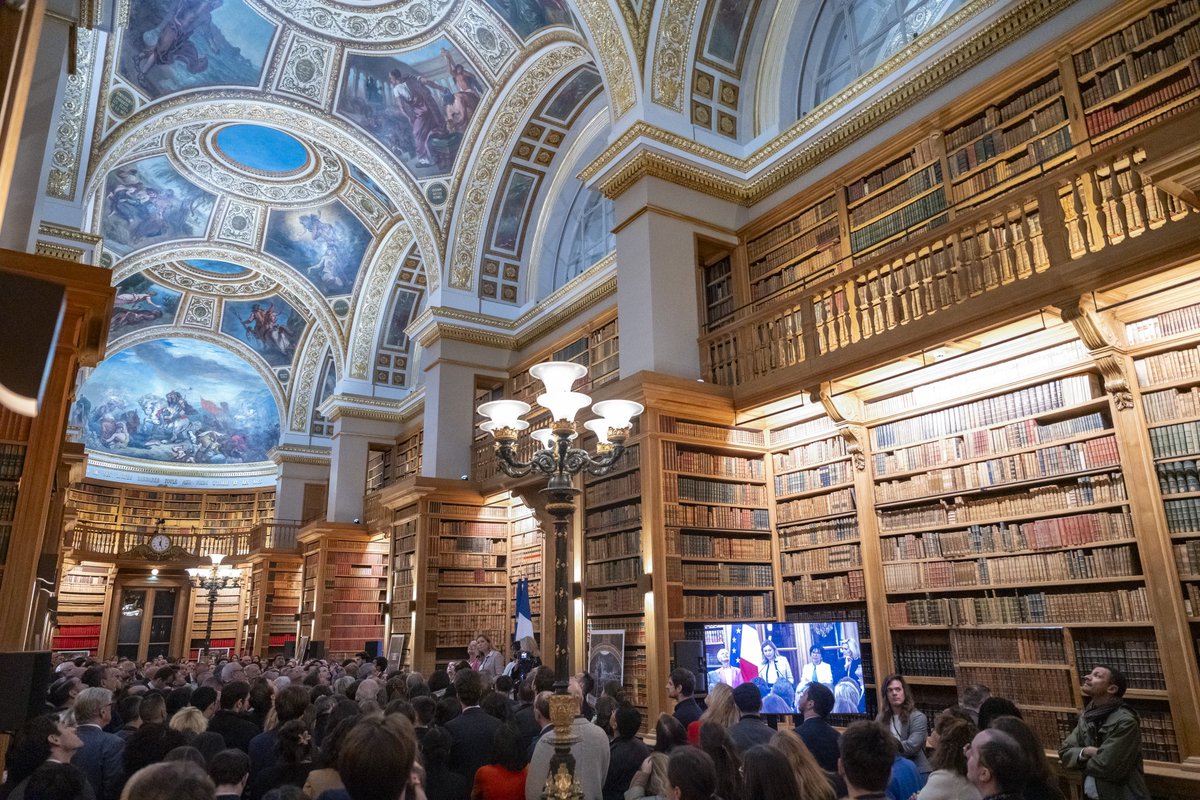 Sous les fresques restaurées de Delacroix, la bibliothèque de l’Assemblée nationale renaît, pour la première fois depuis 1834.

Trésor de la République, cathédrale de papiers et de manuscrits, mémoire de notre Histoire : ce joyau du patrimoine français est rendu à la Nation.