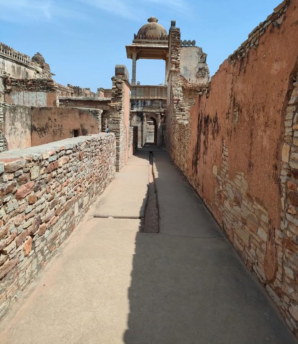 GhostRomik's tweet photo. चित्तौड़गढ़ दुर्ग के गलियारे, जहां कभी महान योद्धाओं व वीरांगनाओं का आना-जाना लगा रहता था !
#History https://t.co/wb165gnoab