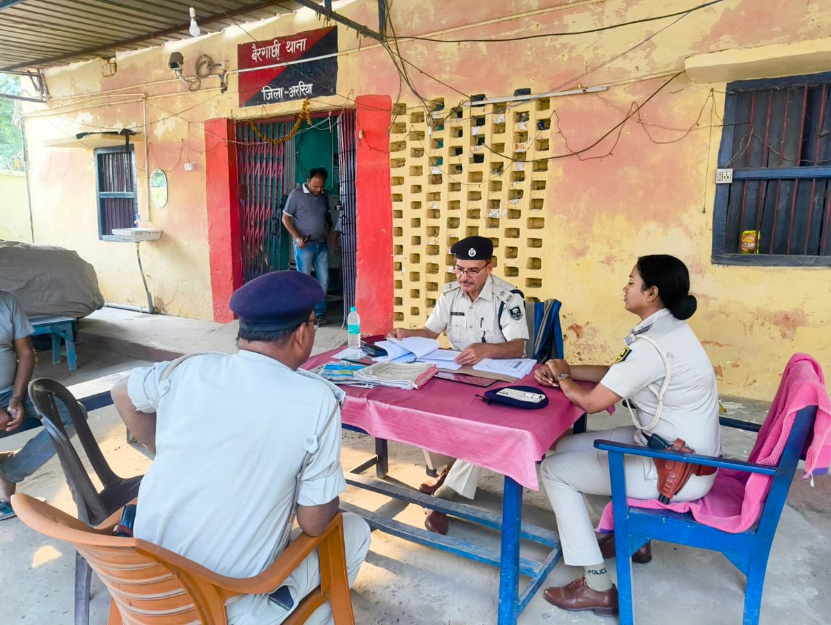 ArariaP's tweet photo. अपराध नियन्त्रण हेतु तत्पर अररिया पुलिस- बैरगाछी थाना में UD कांड एवं लंबित कांडो की अंचल निरीक्षक द्वारा की जा रही समीक्षा।
@bihar_police #IPRD_Bihar #BiharHomeDept #HaiTaiyaarHum #BiharPolice #Araria #ArariaPolice #dial11 @followers https://t.co/7Wl4S5ulZM
