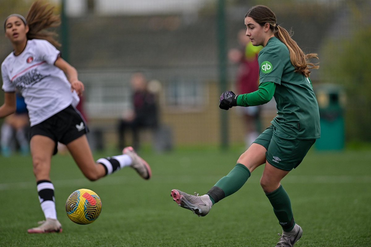 What a season for this girl at West Ham ⚒️as the season comes to an end but not for her. The hard work still continues.
4 PGA clubs have been in contact for her 👏and still on the England National Pathway.
Watch this space 😎
Big shout out to her sponsor..
Dw goalkeeping academy.