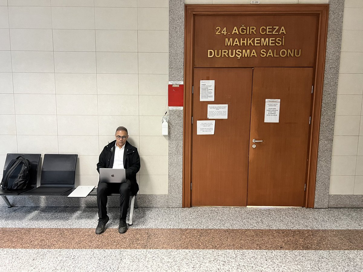 Yarın 11:40’da Çağlayan 24. Ağır Ceza Mahkemesinde bir film ve bir yönetmenin yargılanmasına devam edilecek! Mahkeme önce iddianameyi “suç unsuru yok” diye reddetmesine rağmen yargılama sürüyor, bu da davanın zorlama olduğunu açıkça gösteriyor. Bijî sanat! #zerfilmi yargılanamaz!