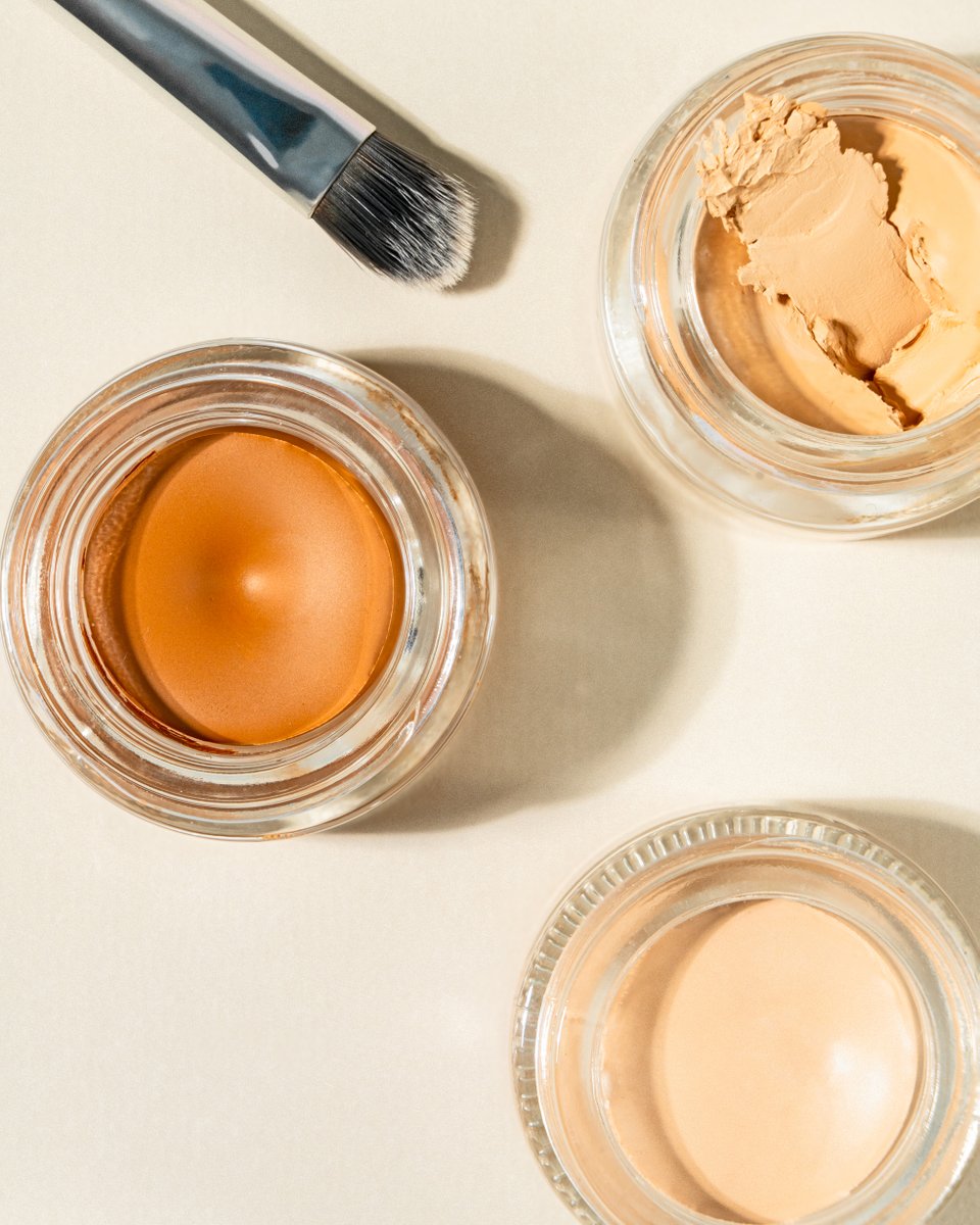 Dermaflage’s concealer pots are designed to stay in place and dry with a smooth, non-shiny finish. They won't leave any sticky residue, and you don't have to worry about them rubbing off onto your clothes or causing any discoloration!