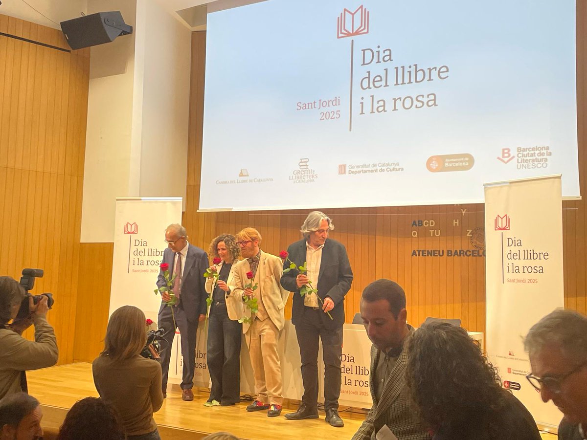 gremieditors's tweet photo. 📚🌹 Tot a punt per un Sant Jordi amb més llibres i roses!
Som a la roda de premsa del Dia del Llibre i de la Rosa a l’@ateneubcn organitzada per la Cambra del Llibre de Catalunya https://t.co/JziBDzvB9l