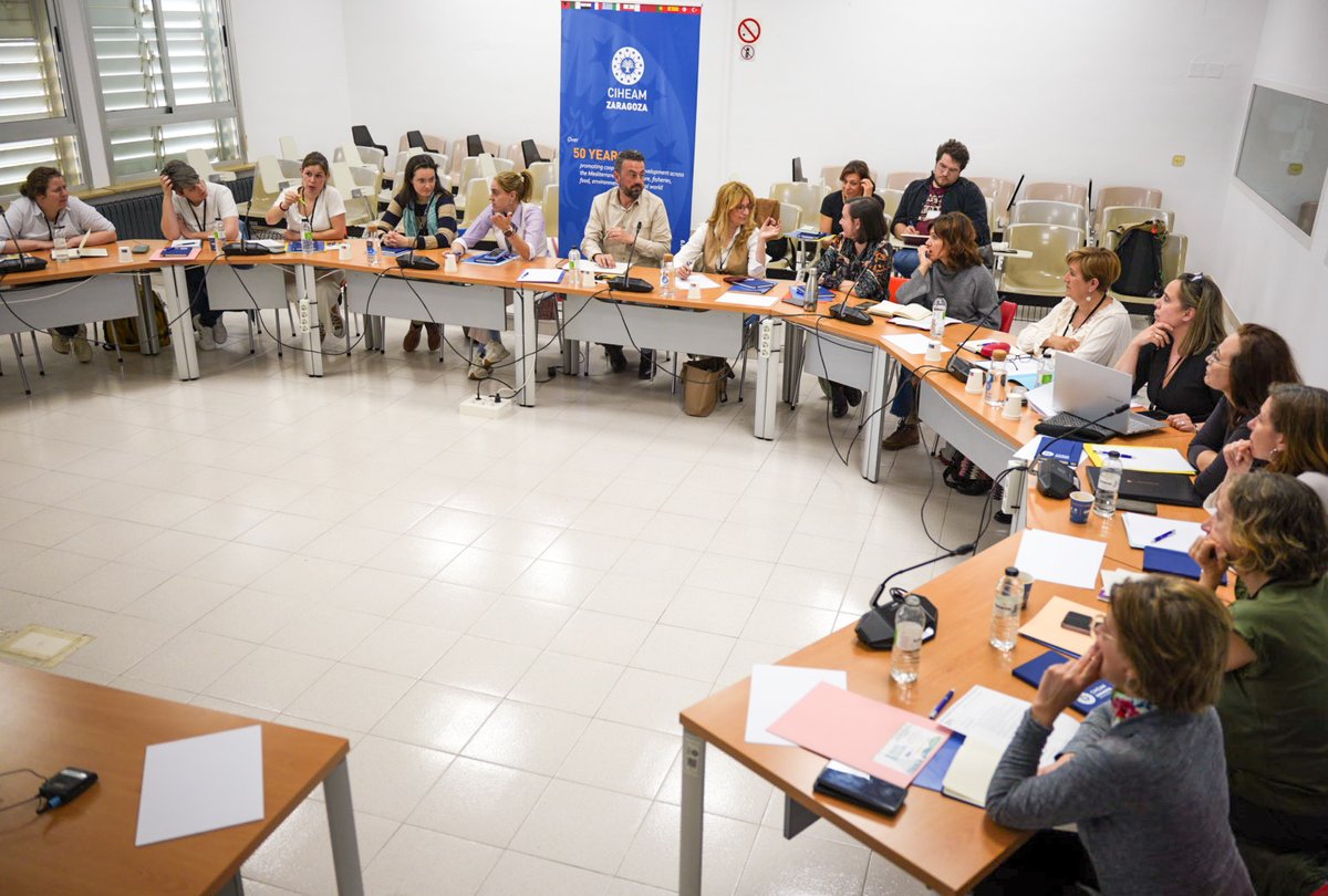 CIHEAMZaragoza's tweet image. Concluye el #LivingLab del proyecto @GRASSCEILING_EU en el CIHEAM Zaragoza junto a @UVaPalencia y @CoopsAgroES, donde se han abordado los grandes retos que enfrenta la mujer emprendedora rural.

📌 Consulta aquí los puntos más destacados:
iamz.ciheam.org/es/agendas/liv…

#MujerAgro