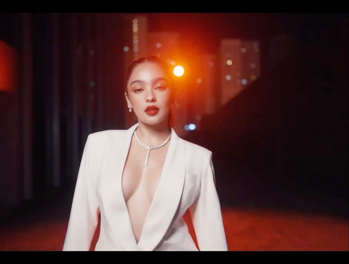 PASABOG NA VISUALS! 🔥
 Naghatid ng all-out fierceness si Andrea Brillantes sa kanyang bagong IG video, tampok ang kanyang jaw-dropping look sa ABS-CBN Ball 2025!

“Look what you made me do ❤️‍🔥,” ayon sa caption ni Blythe.
 Slay kung slay, girl!

(📸 | <a href="/blythe/">blythe</a> / Instagram)