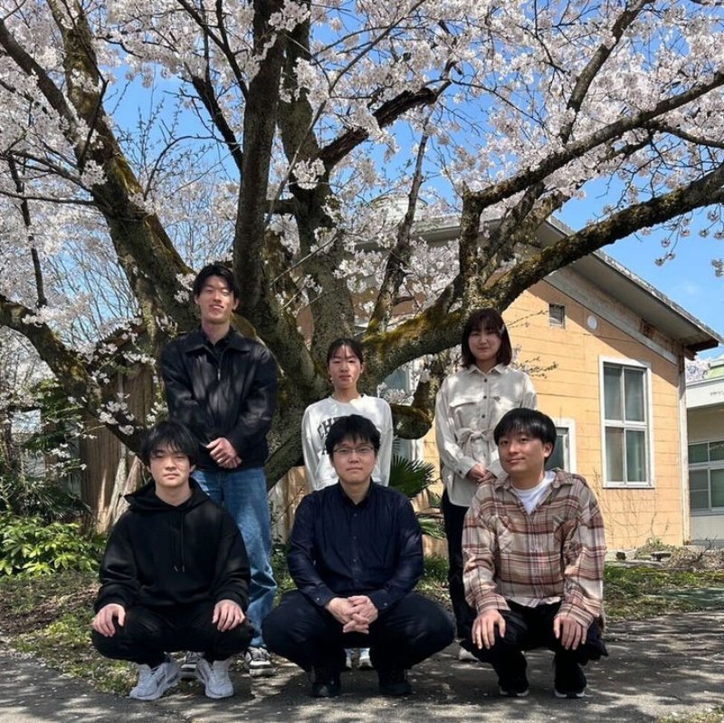 electrokamoto's tweet image. 去る3月、一期生が無事に卒業式を迎えました!自らが与えたテーマで学位を授与し、社会に送り出すというのは大いなる責任を伴う反面、感慨深いものがありました。
ということで、今年はこちらのメンバーで2年目突入です。