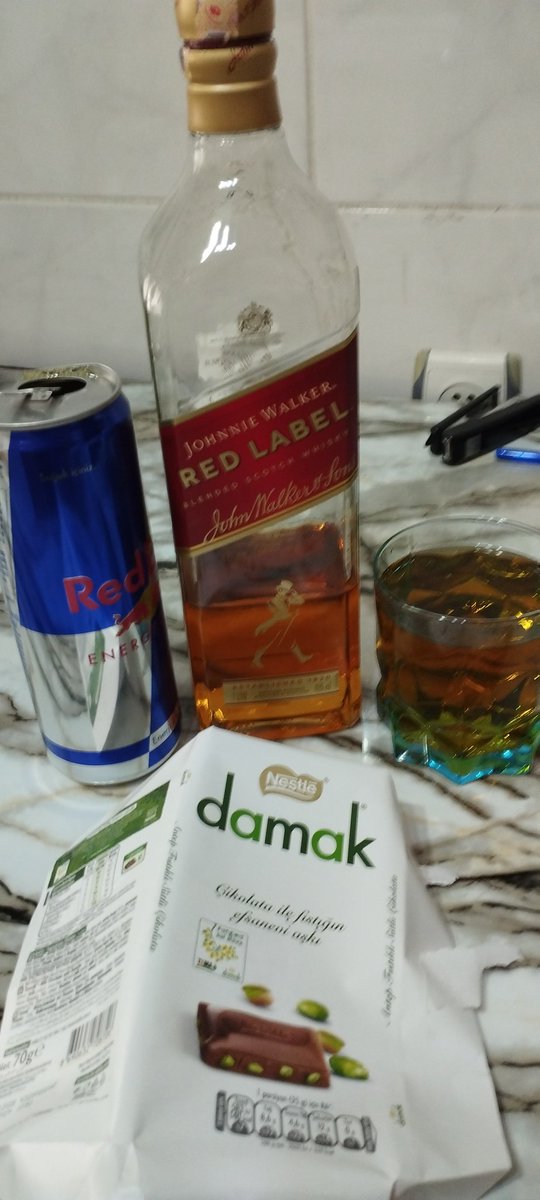 Yalnızlık saat gözetmeksizin şişeyle başbaşa bırakıyor insanı