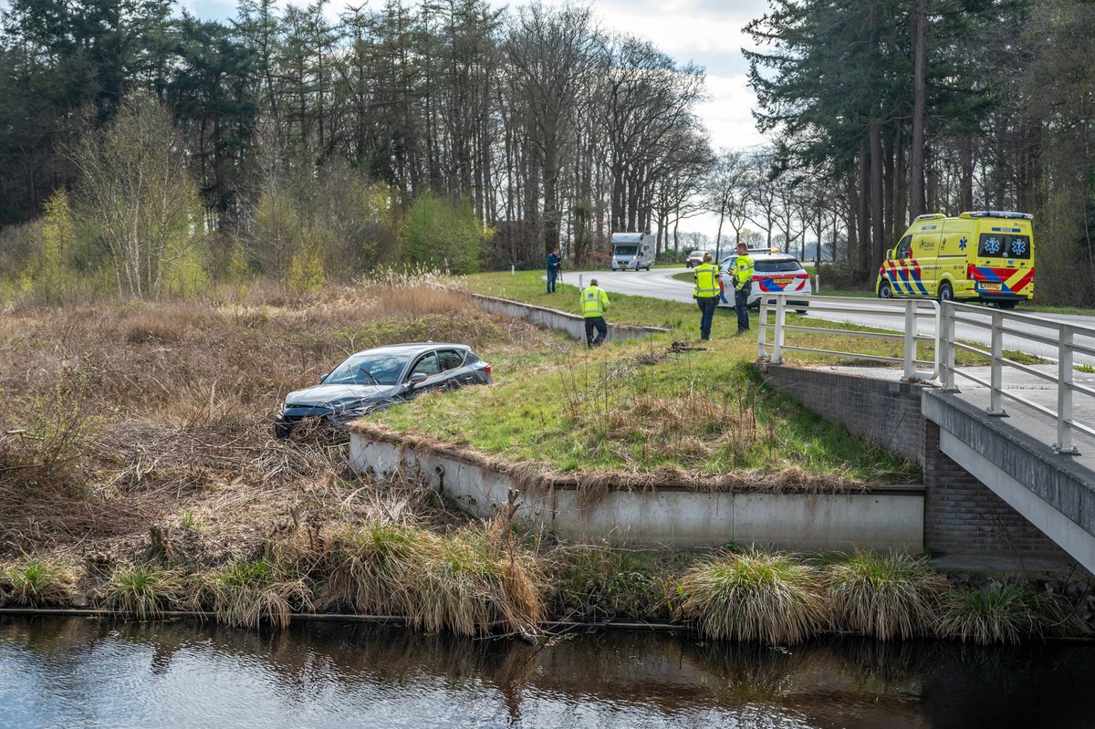 Auto raakt van de weg bij brug