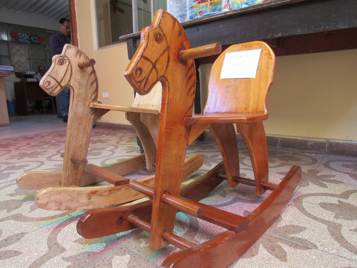 INPEgob's tweet photo. 🙌Gracias al trabajo conjunto entre el #INPE, el #PenalDeChiclayo y la Municipalidad de #Picsi, niños de 2 a 5 años de zonas vulnerables recibieron juegos didácticos hechos con material reciclado, ¡elaborados por los internos en talleres productivos! #CárcelesProductivas https://t.co/lcyQWHv1qn