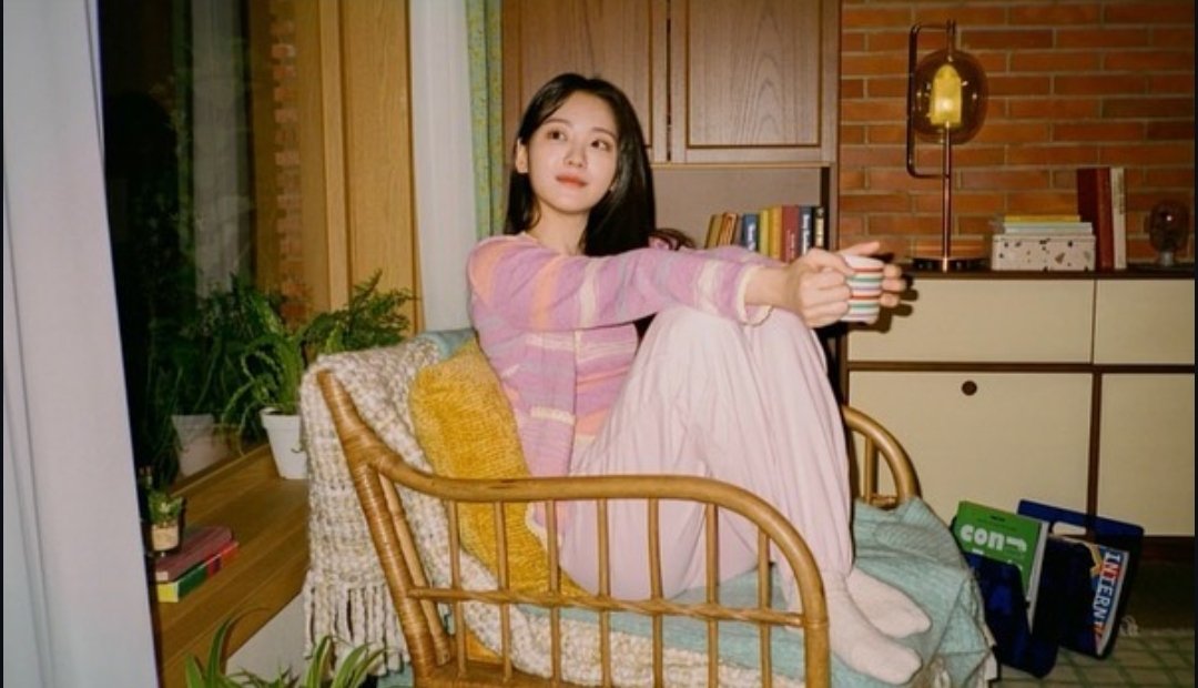 Yuihyn's tweet photo. Just a warm cup in my hands and cozy vibes all around feel like a little hug for the soul today. Soft, simple moments like this are everything. ꔚ : 𓏲☕️🤍 https://t.co/5UjcSsffJd