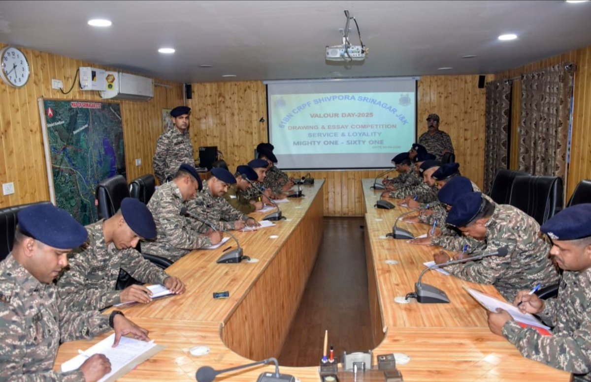 61Bncrpf's tweet photo. @61Bncrpf द्वारा "शौर्यदिवस"पर सरदार पोस्ट के भीषण युद्ध में अपना सर्वोच्च बलिदान देने वाले वीर शहीदों को भावपूर्ण श्रद्धांजलिअर्पित करते हुए निबंध एवं रस्साकसी प्रतियोगिता के आयोजन के साथ वीरता पदक एवं महानिदेशक पदक प्राप्तकर्ताओं को सम्मानित किया गया।
@crpfindia
@crpf_srinagar https://t.co/iRHTU577Wf