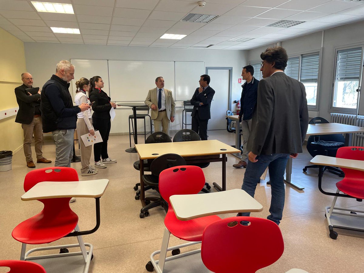 LPCasteret's tweet photo. Le LP Casteret accueille une réunion de bassin des chefs d'établissements. Equipes et élèves ont préparé une présentation flash par pôle de formation, à l'occasion de la visite des locaux. Merci aux enseignants et élèves mobilisés,leur travail fut largement apprécié de nos hôtes https://t.co/evTjC1MUAj