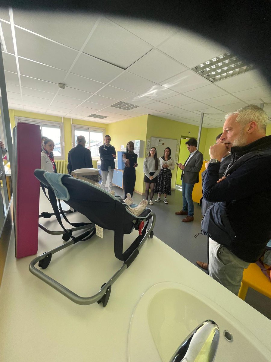 LPCasteret's tweet photo. Le LP Casteret accueille une réunion de bassin des chefs d'établissements. Equipes et élèves ont préparé une présentation flash par pôle de formation, à l'occasion de la visite des locaux. Merci aux enseignants et élèves mobilisés,leur travail fut largement apprécié de nos hôtes https://t.co/evTjC1MUAj