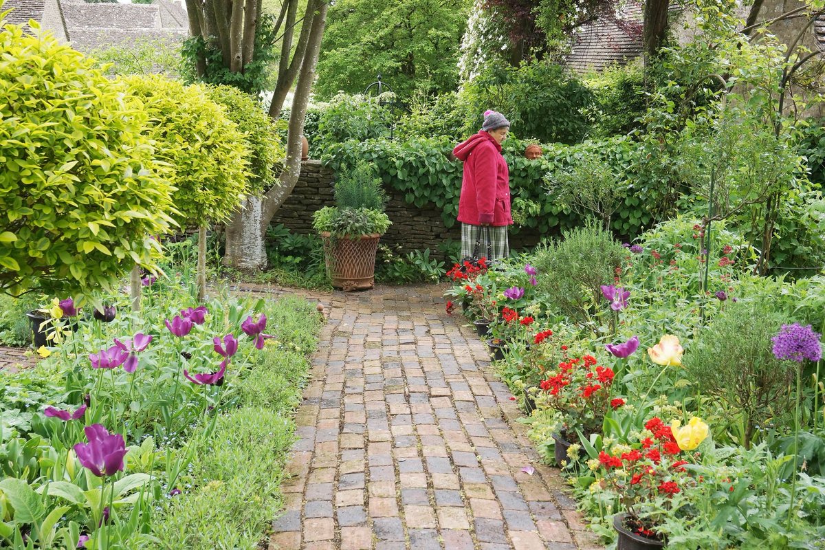BarnsleyVillage's tweet photo. We’re back for our 35th year of garden magic at Barnsley Village Festival! 🎉🌺

Join us on Saturday 17th May for a day filled with blooming beauty, community spirit, and Cotswold charm.

🎟 Tickets are now on sale: https://t.co/GBngXR7r5b
🕙 10am–5pm
🚗 Parking available
🐾 Bring your (well-behaved) four-legged friends!

The gardens are starting to bloom, and we’re so ready for sunshine and smiles 🌞💐🌳