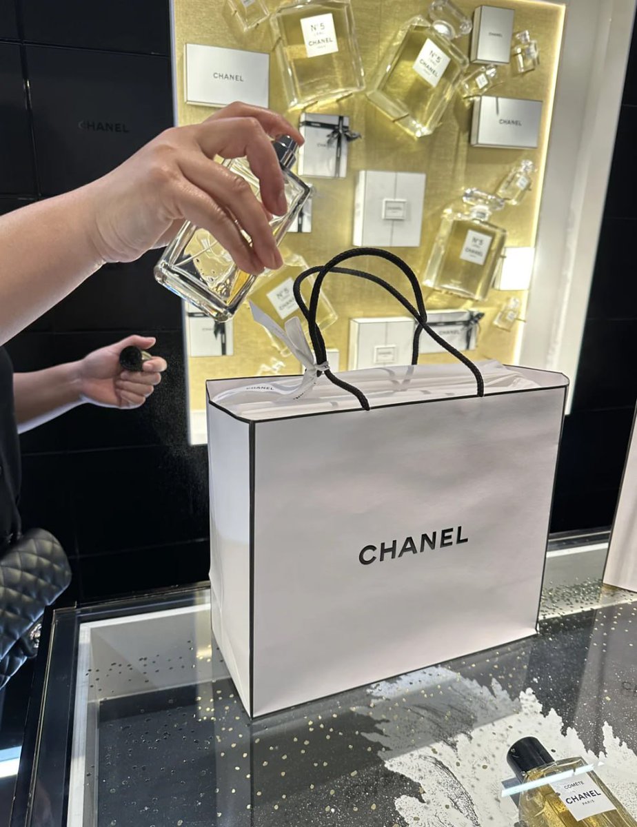 LiTing258's tweet photo. "Indulging in a little luxury ✨ Chanel magic to elevate my skincare and beauty routine 🌟 #ChanelBeauty #LuxuryVibes #SelfCareGoals" https://t.co/Ot9GvwDIy9