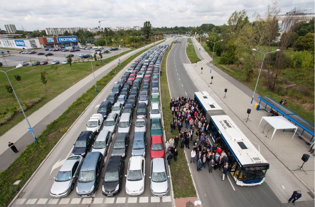 Moverse en auto es una forma ineficiente de usar el espacio: ocupa mucho y suele transportar a una sola persona. En cambio, caminar, andar en bici o usar transporte público aprovecha mejor cada metro de en una ciudad. 🚶🚴 🚎